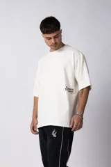 Remera negra oversize de algodón con cuello redondo y mangas cortas. Estampado pequeño en el frente y estampado grande en la espalda con la frase "Curbside Treasure".