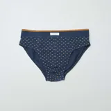 Pack de tres slips para hombre, uno con rayas horizontales color naranja sobre fondo azul marino, otro liso color naranja y el tercero con estampado de pequeños puntos color naranja sobre fondo azul marino.