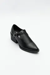 Zapato negro con diseño tipo T-bar, tira con hebilla lateral y taco ancho de 6cm.