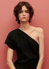 Vestido midi negro de lino con cuello asimétrico y corte recto. Presenta una abertura lateral, cierre de cremallera y cintura drapeada.