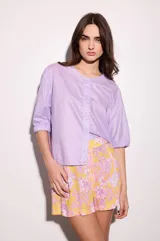 Camisa lila de popelina con mangas abullonadas y cuello bebé desmontable de lino estampado a rayas.