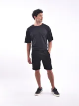 Bermuda de gabardina negra con bolsillos laterales y traseros. Diseño clásico con ruedo doblado.