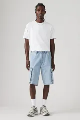 Bermuda de jean celeste claro, corte holgado, con bolsillos cargo laterales y bolsillos delanteros y traseros.