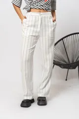 Pantalón de corte recto con estampado a rayas verticales en blanco y negro, confeccionado en simil lino.