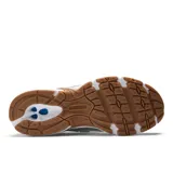 Championes New Balance modelo 740, color blanco con detalles en plateado y verde.