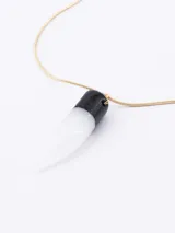 Collar con cadena dorada y dije rectangular con piedra negra y cuarzo blanco.