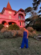 Conjunto de dos piezas color azul eléctrico, compuesto por un top strapless con drapeado asimétrico y un pantalón ancho de tiro alto.