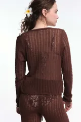 Cardigan marrón de tejido de punto calado, con escote en V y cierre frontal con lazos.