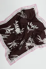 Pañuelo cuadrado color chocolate con estampado floral blanco y borde rosa con lunares blancos.