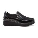 Zapato casual Korium Confort de mujer, color negro, con plataforma y cierre de cremallera lateral.