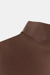 Camiseta sin mangas, color marrón oscuro, de corte ajustado (slim fit) y cuello alto.