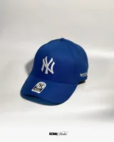 Gorra azul con el logo de los New York Yankees bordado en blanco en el frente y el nombre del equipo bordado en el lateral.
