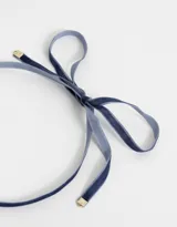 Gargantilla choker de terciopelo azul marino con dije de corazón de piedra azul y detalle de cristal.