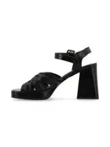 Sandalia de cuero negra con múltiples tiras, pulsera al tobillo con hebilla y taco cuadrado.