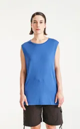 Musculosa azul de jersey suave al tacto, con cuello redondo y sisa escotada.