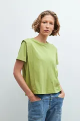 Remera de color pistacho con tablas en el diseño y manga corta.