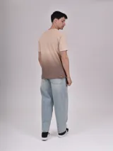 Remera beige con degradé marrón en la parte inferior y estampado con la palabra "Boston" en marrón.