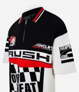 Camisa polo masculina de punto, corte boxy, con cuello con cremallera, manga corta y estampado estilo automovilismo con lettering.
