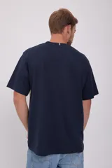 Camiseta negra con bloque horizontal color crema con la palabra 'Originals' en relieve. Cuello redondo y mangas cortas. Corte estándar.