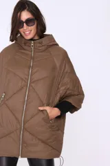 Campera negra acolchada con capucha, cierre frontal y bolsillos laterales con cierre. Tiene mangas 3/4 con puño de tricot.