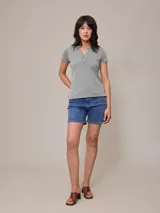 Remera polo de piqué color salmón con cuello clásico y tapeta de botones.