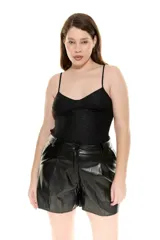 Short negro de cuero sintético con cintura alta, corte holgado, cinturón con hebilla metálica y bolsillos laterales.