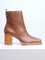 Bota de cuero color marrón con caña baja, punta cuadrada y taco geométrico de madera.