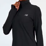 Abrigo deportivo New Balance color negro, con cierre de cremallera hasta el cuello y logo estampado en el pecho.