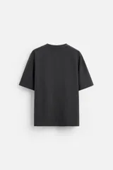 Camiseta negra de corte holgado, con cuello redondo y mangas cortas.