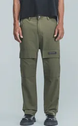 Pantalón cargo de color verde militar, corte recto y holgado, con bolsillos cargo a la altura de los muslos y detalles de costuras reforzadas en las rodillas.