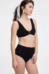 Top de bikini color rosa con textura arrugada, escote en V y detalle de nudo en el centro.