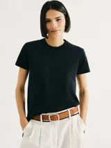 Remera blanca de corte slim y cuello redondo.