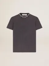 Remera gris de algodón con cuello redondo y cristales blancos aplicados.