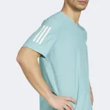 Remera deportiva Adidas Own The Run color celeste con cuello redondo y mangas cortas. Presenta el logo de Adidas en el pecho y las tres tiras características de la marca en las mangas.