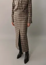Falda midi de tiro medio con diseño de cuadros y abertura frontal.