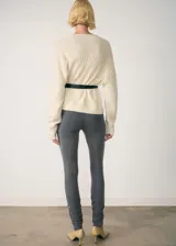 Pantalón gris de calce ajustado con cintura elástica y detalles fruncidos en los tobillos.