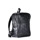 Mochila negra de cuero sintético con diseño de hexágonos acolchados. Tiene un compartimento principal con cierre, un bolsillo frontal con cierre y correas ajustables para los hombros.