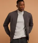 Campera bomber de poliéster color gris oscuro, con cuello alto, cierre frontal con cremallera, bolsillos laterales, mangas largas con puños ajustados y bajo con ajuste elástico.