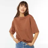 Camiseta marrón de cuello redondo, manga corta y corte oversize.