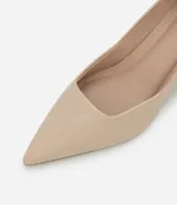 Zapato femenino tipo scarpin, color negro charol, con puntera fina y tacón bloque mediano de 4 cm de altura.