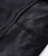 Campera bomber marrón de poliéster con cuello alto y cierre de cremallera. Puños y cintura elastizados.