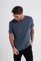 Remera blanca de algodón de corte clásico.