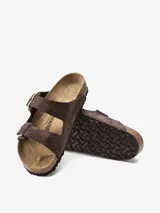 Sandalias Birkenstock Arizona de cuero nobuck marrón con hebillas ajustables plateadas.