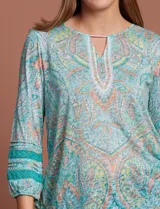 Blusa estampada marca Ruby Rd, de cuello redondo con escote en V y aplique metálico. Mangas 3/4 con aplique de crochet.