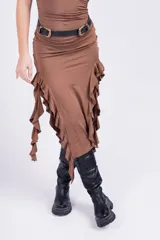 Vestido midi negro sin mangas, con escote strapless y volados asimétricos en el ruedo.