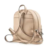 Mochila pequeña color beige, de cuero sintético, con cierre superior y bolsillo frontal con cierre.