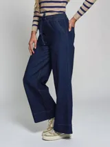 Pantalón de denim azul oscuro de corte ancho y tiro alto.