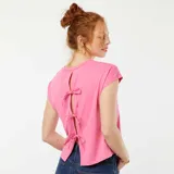 Camiseta rosa de manga corta con espalda abierta y lazos.