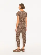 Pantalón babucha de algodón con estampado animal print y flores, cintura elastizada con cordón y botamanga con tabla.