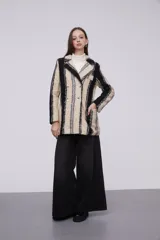 Tapado de lana con diseño de rayas en tonos beige, negro y gris, con cierre frontal y solapas.